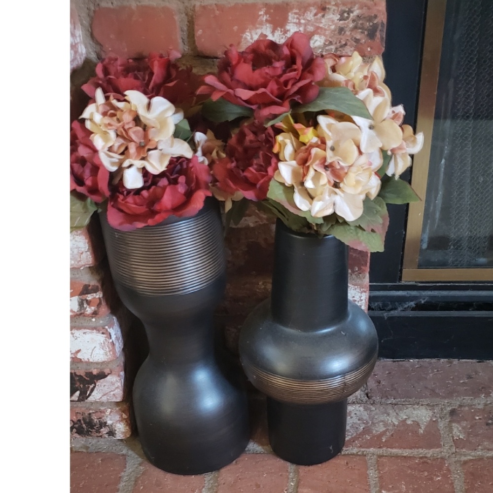 2 decorative vases